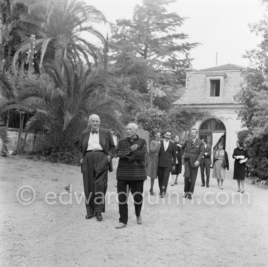 In 1956, on the occasion of his 75th birthday on 25.10., Pablo Picasso invited some friends. One of the guests was his art dealer friend, Daniel-Henry Kahnweiler. In the background Aika Sapone and her father Michele Sapone, Anna Maria Torra Amat, wife of Spanish publisher Gustavo Gili, Gustavo Gili, partly hidden Javier Vilató, Germaine Lascaux, wife of Vilató, unknown woman. La Californie, Cannes 1956. - Photo by Edward Quinn