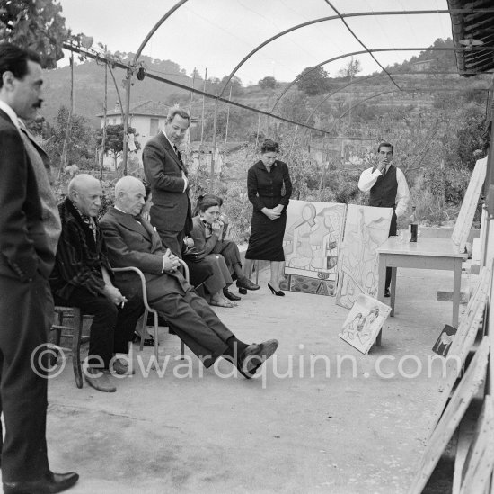 With some friends Pablo Picasso visits his nephew Javier Vilató, a painter, on the occasion of his 75th birthday 25.10.1956. From left: Michele Sapone, Pablo Picasso, Daniel-Henry Kahnweiler, Spanish publisher Gustavo Gili, Jacqueline, Slavka Sapone, wife of Sapone, not yet identified women, Javier Vilató. Paintings of Vilató. Cannes 1956. - Photo by Edward Quinn