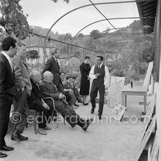 With some friends Pablo Picasso visits his nephew Javier Vilató, a painter, on the occasion of his 75th birthday 25.10.1956. From left: Michele Sapone, Edouard Pignon, Pablo Picasso, Daniel-Henry Kahnweiler, Spanish publisher Gustavo Gili, his wife Anna Maria Torra Amat, Jacqueline, Aika Sapone, Slavka Sapone, wife of Sapone, Javier Vilató. Paintings of Vilató. Cannes 1956. - Photo by Edward Quinn