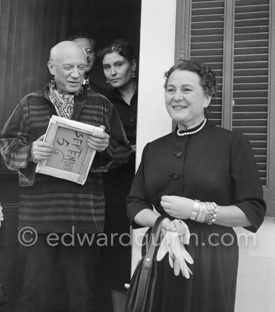 With some friends Pablo Picasso visits his nephew Javier Vilató, on the occasion of his 75th birthday 25.10.1956. Behind Picasso Spanish publisher Gustavo Gili (partly hidden) Slavka Sapone, wife of Michele Sapone, Anna Maria Torra Amat, wife of Gustavo Gili. Cannes 1956. - Photo by Edward Quinn