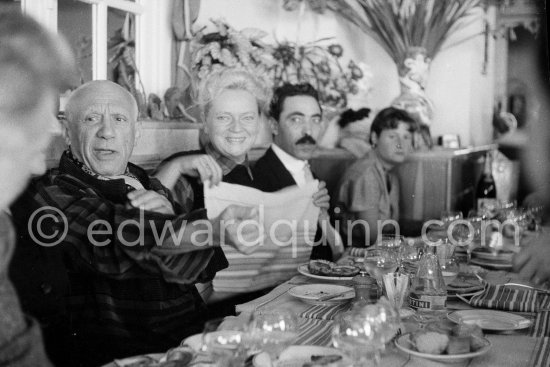 Diner at restaurant Chez Félix. On the occasion of Pablo Picasso's 75th birthday 25.10. Pablo Picasso, Hélène Parmelin, Michele Sapone, Germaine Lascaux, Javier Vilató's wife. Cannes 1956. - Photo by Edward Quinn