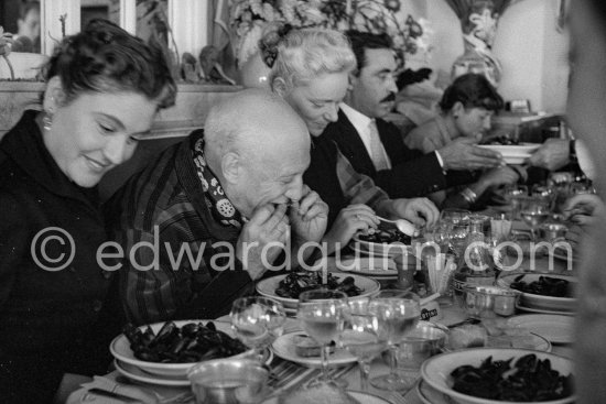 Restaurant "Chez Félix". On the occasion of Picasso\'s 75th birthday 25.10. From left S. Sapone, wife of Michele Sapone, Picasso, Hélène Parmelin, Michele Sapone, Germaine Lascaux (Xavier Vilató\'s wife). Cannes 1956. - Photo by Edward Quinn