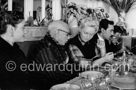 Restaurant "Chez Félix". On the occasion of Picasso\'s 75th birthday. From left S. Sapone, wife of Michele Sapone, Picasso, Hélène Parmelin, Michele Sapone,  Germaine Lascaux (Xavier Vilató\'s wife). Cannes, 25.10.1956. - Photo by Edward Quinn