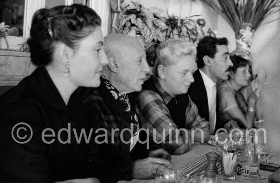 Restaurant "Chez Félix". On the occasion of Picasso's 75th birthday 25.10. S. Sapone, wife of Michele Sapone, Picasso, Hélène Parmelin, Michele Sapone, Germaine Lascaux (Xavier Vilató's wife). Cannes 1956. - Photo by Edward Quinn