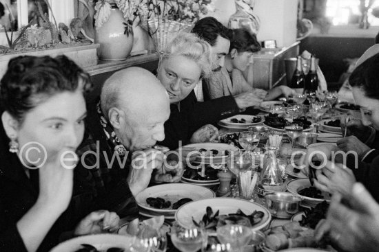 Restaurant "Chez Félix". On the occasion of Picasso's 75th birthday 25.10. From left S. Sapone, wife of Michele Sapone, Picasso, Hélène Parmelin, Michele Sapone, Germaine Lascaux (Xavier Vilató's wife). Cannes 1956. - Photo by Edward Quinn
