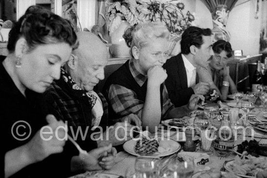 Restaurant "Chez Félix". On the occasion of Picasso's 75th birthday 25.10. S. Sapone, wife of Michele Sapone, Picasso, Hélène Parmelin, Michele Sapone, Germaine Lascaux (Xavier Vilató's wife). Cannes 1956. - Photo by Edward Quinn