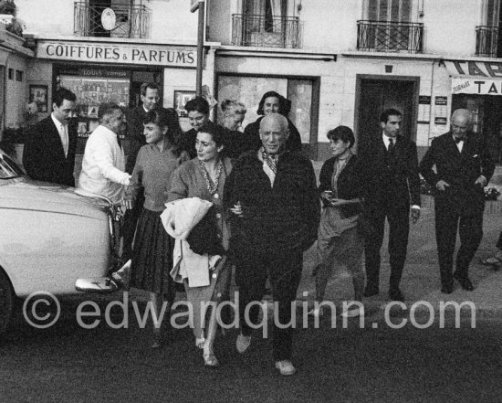 Leaving Restaurant "Chez Félix". On the occasion of Picasso's 75th birthday 25.10. Michele Sapone, Félix, Spanish publisher Gustavo Gili, Aika Sapone, Slavka Sapone, wife of Michele, Hélène Parmelin, Jacqueline, Picasso, Germaine Lascaux (Xavier Vilató's wife). Xavier Vilató, Daniel-Henry Kahnweiler. Cannes 1956. - Photo by Edward Quinn