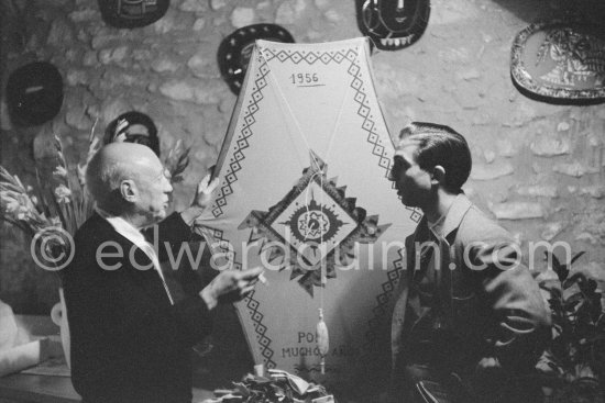 Pablo Picasso and Javier Vilató with a kite. Exhibition at Madoura. Vallauris 1956. - Photo by Edward Quinn