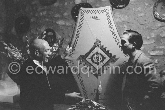 Pablo Picasso and Javier Vilató with a kite. Exhibition at Madoura. Vallauris 1956. - Photo by Edward Quinn