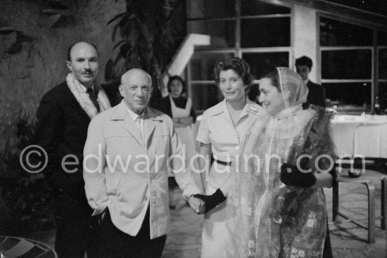 Pablo Picasso and Jacqueline and not yet identified persons. Exhibition at Madoura? Vallauris 1956. - Photo by Edward Quinn
