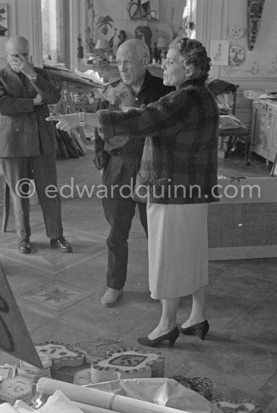 Pablo Picasso, Suzanne Ramié, Jaime Sabartés. La Californie, Cannes 1956. - Photo by Edward Quinn