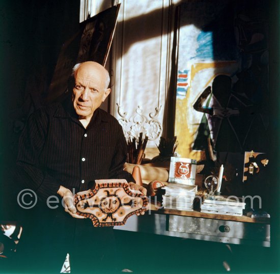 Pablo Picasso holding a terracotta tile (tomette). La Californie, Cannes 1956. - Photo by Edward Quinn