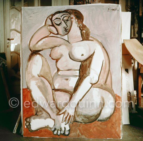 "Femme nue accroupie" or: "Femme nue assise", La Californie, Cannes 1956. - Photo by Edward Quinn