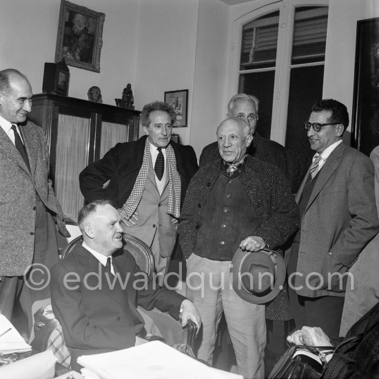 Pablo Picasso at a private viewing of his book illustrations. From left Laurent Casanova, Maurice Thorez, Jean Cocteau, Louis Aragon, Georges Tabaraud (journal "Le Patriote"). Exposition "Pablo Picasso. Un Demi-Siècle de Livres Illustrés". Galerie H. Matarasso. 21.12.1956-31.1.1957. Nice 1956. - Photo by Edward Quinn