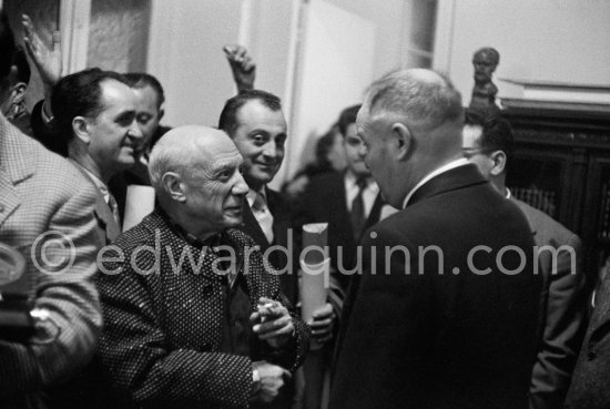 Pablo Picasso and Maurice Thorez at a private viewing of his book illustrations in the Matarasso gallery in Nice. Exposition "Pablo Picasso. Un Demi-Siècle de Livres Illustrés". Galerie H. Matarasso. 21.12.1956-31.1.1957. Nice 1956. - Photo by Edward Quinn