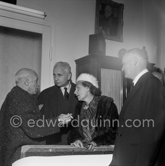 Pablo Picasso at a private viewing of his book illustrations in the Matarasso gallery in Nice. With Louis Aragon, his wife, famous lady communist Elsa Triolet and Maurice Thorez. "Pablo Picasso. Un Demi-Siècle de Livres Illustrés". Galerie H. Matarasso. 21.12.1956-31.1.1957. Nice 1956. - Photo by Edward Quinn