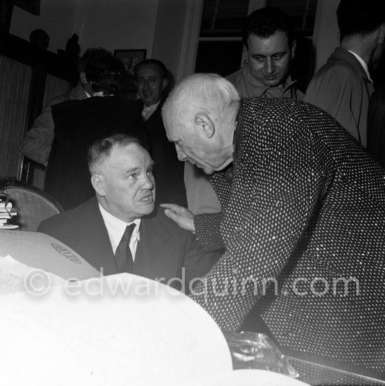Pablo Picasso and Maurice Thorez at a private viewing of his book illustrations in the Matarasso gallery in Nice. "Pablo Picasso. Un Demi-Siècle de Livres Illustrés". Galerie H. Matarasso. 21.12.1956-31.1.1957. Nice 1956. - Photo by Edward Quinn