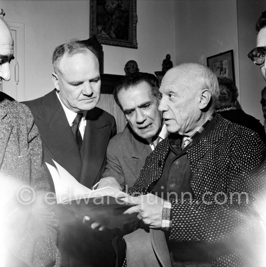 Pablo Picasso, Maurice Thorez and Henri Matarasso at a private viewing of his book illustrations in the Matarasso gallery in Nice. "Pablo Picasso. Un Demi-Siècle de Livres Illustrés". Galerie H. Matarasso. 21.12.1956-31.1.1957. Nice 1956. - Photo by Edward Quinn