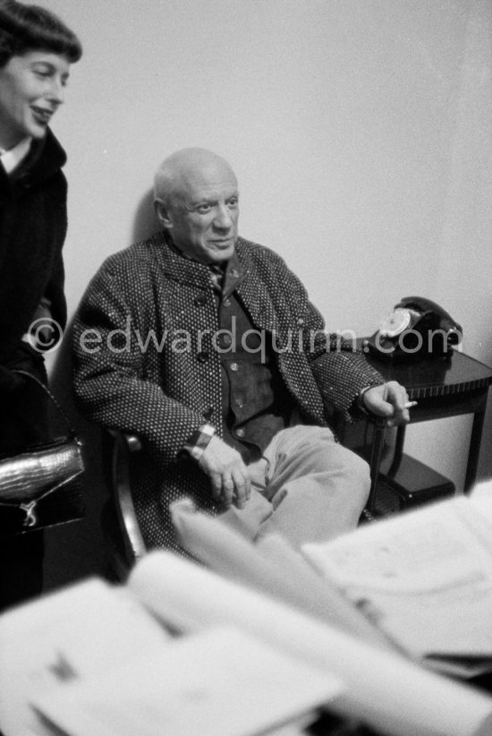 Pablo Picasso and Francine Weisweiller at a private viewing of his book illustrations in the Matarasso gallery in Nice. Exposition
"Pablo Picasso. Un Demi-Siècle de Livres Illustrés". 21.12.1956-31.1.1957. Nice 1956. - Photo by Edward Quinn