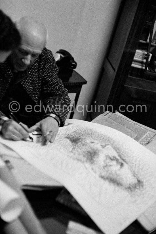Pablo Picasso signing the poster of "Pablo Picasso. Un Demi-Siècle de Livres Illustrés". Galerie H. Matarasso. Nice 1956. - Photo by Edward Quinn