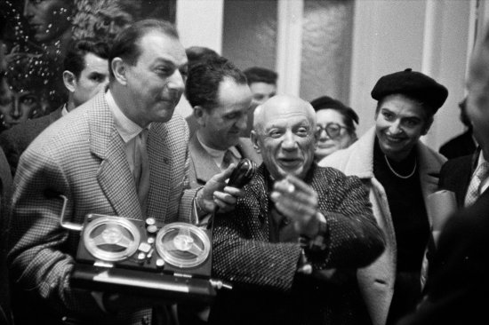 Maurice Thorez replies to the Swiss Radio and Picasso finds it very funny. Exposition
"Picasso. Un Demi-Siècle de Livres Illustrés". Galerie H. Matarasso. December 21 - January 31.
Nice 1956. - Photo by Edward Quinn