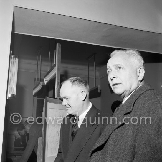Maurice Thorez and Louis Aragon at a private viewing of Pablo Picasso\'s book illustrations in the Matarasso gallery in Nice. "Pablo Picasso. Un Demi-Siècle de Livres Illustrés". Galerie H. Matarasso. 21.12.1956-31.1.1957. Nice 1956. - Photo by Edward Quinn