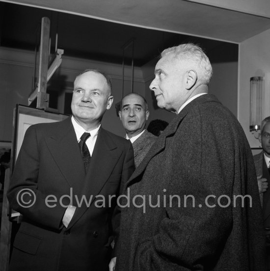 Maurice Thorez and Louis Aragon at a private viewing of Pablo Picasso\'s book illustrations in the Matarasso gallery in Nice. "Pablo Picasso. Un Demi-Siècle de Livres Illustrés". Galerie H. Matarasso. 21.12.1956-31.1.1957.
Nice 1956. - Photo by Edward Quinn