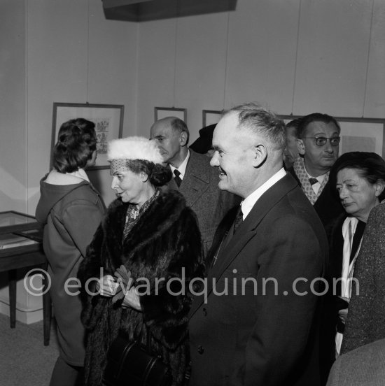 Elsa Triolet and Maurice Thorez. At a private viewing of Pablo Picasso\'s book illustrations in the Matarasso gallery in Nice. "Pablo Picasso. Un Demi-Siècle de Livres Illustrés". Galerie H. Matarasso. 21.12.1956-31.1.1957. Nice 1956. - Photo by Edward Quinn