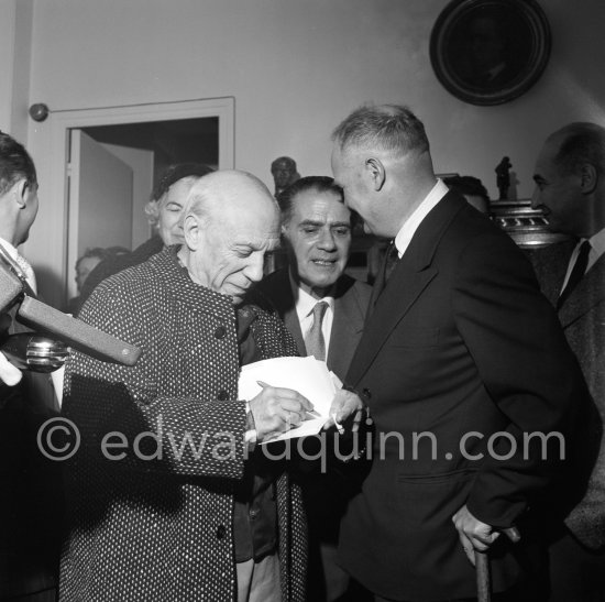 Pablo Picasso at a private viewing of his book illustrations in the Matarasso gallery in Nice. With Henri Matarasso and Maurice Thorez. "Pablo Picasso. Un Demi-Siècle de Livres Illustrés". Galerie H. Matarasso. 21.12.1956-31.1.1957.
Nice 1956. - Photo by Edward Quinn