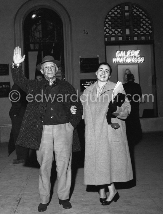 Pablo Picasso and Jacqueline leaving a private viewing of his book illustrations in the Matarasso gallery in Nice. "Pablo Picasso. Un Demi-Siècle de Livres Illustrés". Galerie H. Matarasso. 21.12.1956-31.1.1957.
Nice 1956. - Photo by Edward Quinn