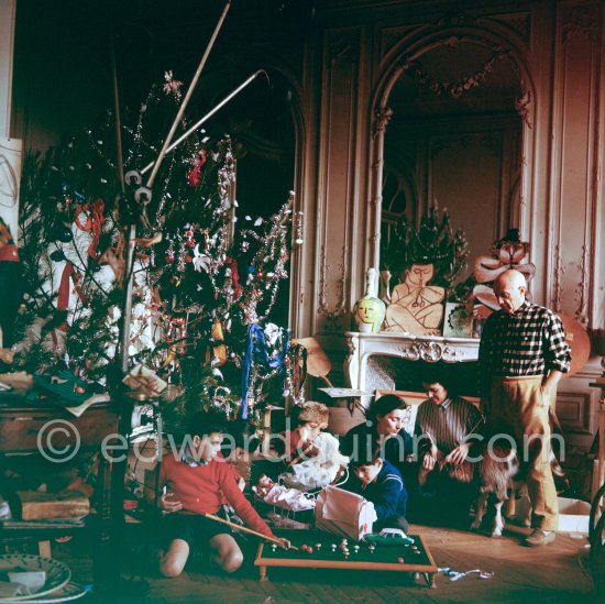 Pablo Picasso at Christmas with Esmeralda, the goat he received from Jacqueline. Inès Sassier, Pablo Picasso\'s housekeeper, Jacqueline, Claude Picasso with Citroën DS, Paloma Picasso, Catherine Hutin, Gérard Sassier. La Californie, Cannes 1956. - Photo by Edward Quinn
