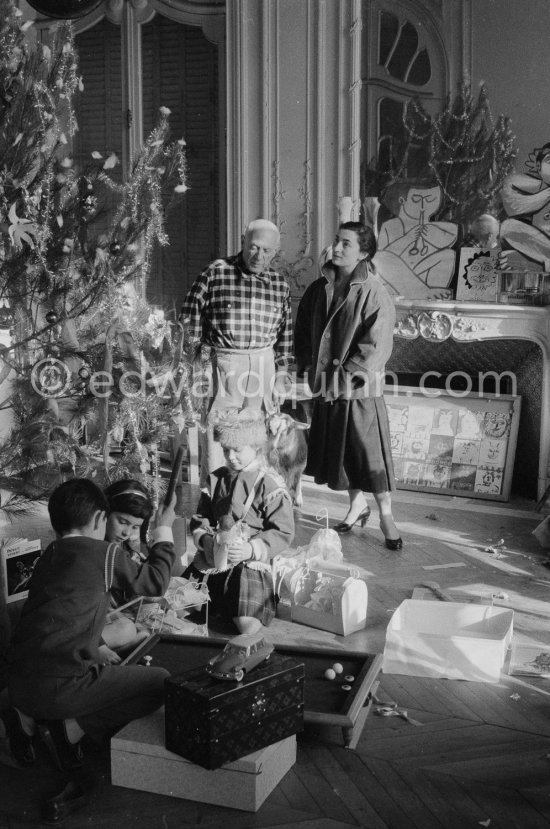 At Christmas with Esmeralda, the goat Pablo Picasso received from Jacqueline. Jacqueline, Paloma Picasso, Catherine Hutin, Gérard Sassier. La Californie, Cannes 1956. - Photo by Edward Quinn