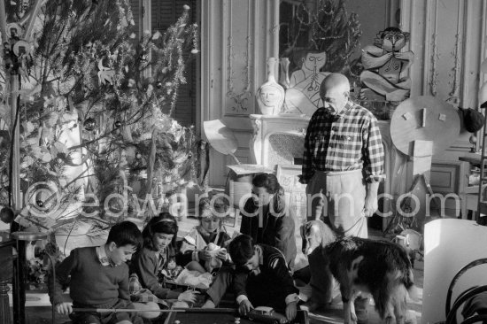 At Christmas with Esmeralda, the goat Pablo Picasso received from Jacqueline. Pablo Picasso, Inès Sassier, Pablo Picasso\'s housekeeper, Jacqueline, Claude Picasso with his present, a Citroën DS, Paloma Picasso, Catherine Hutin, Jan, Gérard Sassier. La Californie, Cannes 1956. - Photo by Edward Quinn