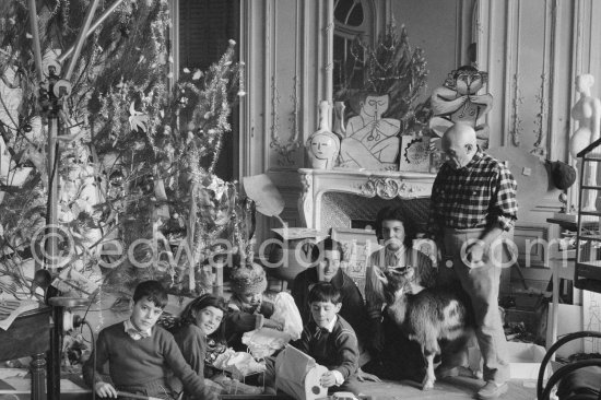 At Christmas with Esmeralda, the goat Pablo Picasso received from Jacqueline. Pablo Picasso, Inès Sassier, Pablo Picasso\'s housekeeper, Jacqueline, Claude Picasso, Paloma Picasso, Catherine Hutin, Jan, Gérard Sassier. La Californie, Cannes Cannes 1956. - Photo by Edward Quinn