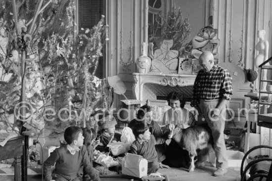 At Christmas with Esmeralda, the goat Pablo Picasso received from Jacqueline. Pablo Picasso, Inès Sassier, Pablo Picasso\'s housekeeper, Jacqueline, Claude Picasso, Paloma Picasso, Catherine Hutin, Jan, Gérard Sassier. La Californie, Cannes 1956. - Photo by Edward Quinn