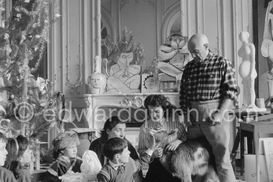 At Christmas with Esmeralda, the goat Pablo Picasso received from Jacqueline. Pablo Picasso, Inès Sassier, Pablo Picasso\'s housekeeper, Jacqueline, Claude Picasso, Paloma Picasso, Catherine Hutin, Gérard Sassier. La Californie, Cannes 1956. - Photo by Edward Quinn