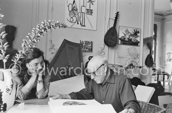 Pablo Picasso and Jacqueline viewing a book about Bernard Palissy, French potter of the 16th century. La Californie, Cannes 1957. - Photo by Edward Quinn