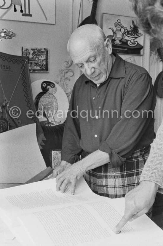 Pablo Picasso viewing a book about Bernard Palissy, French potter of the 16th century. La Californie, Cannes 1957. - Photo by Edward Quinn