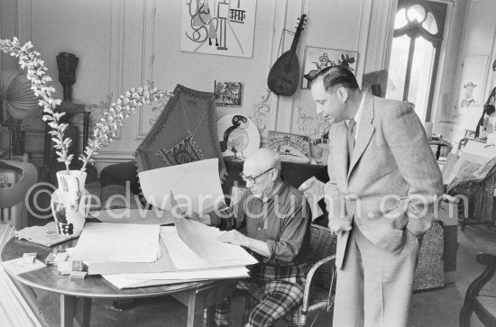 Pablo Picasso and André Weill with a portfolio of drawings. La Californie, Cannes 1957. - Photo by Edward Quinn