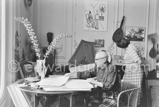 Pablo Picasso with a portfolio of his drawings. Simone Weill interested in bullfight painting by Claude Picasso: POUR MON PAPA CHERIE CLAUDE. La Californie, Cannes 1957. - Photo by Edward Quinn