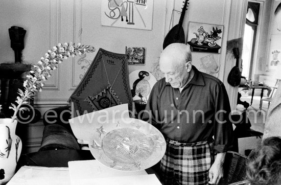 Pablo Picasso with silver plate. La Californie, Cannes 1957. - Photo by Edward Quinn