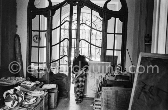 Pablo Picasso carrying ceramic tiles. La Californie, Cannes 1957. - Photo by Edward Quinn