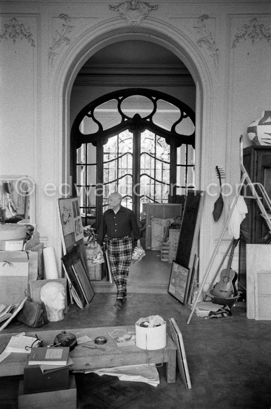 Pablo Picasso carrying ceramic tiles. La Californie, Cannes 1957. - Photo by Edward Quinn