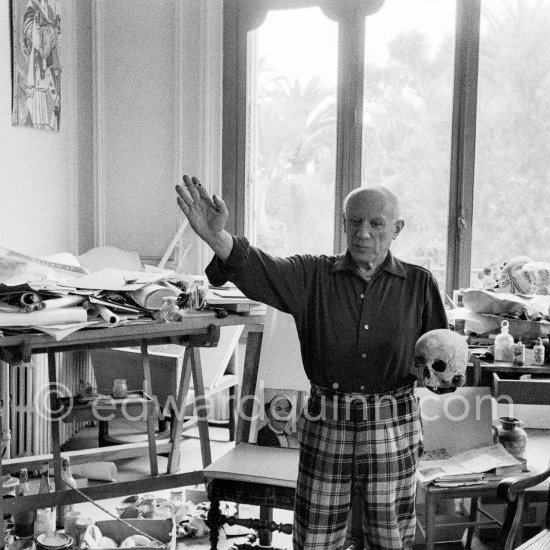 Imitating the gestures and voice of a tragedian with noises sounding like English, Pablo Picasso imagines himself as Hamlet. La Californie, Cannes 1957. - Photo by Edward Quinn