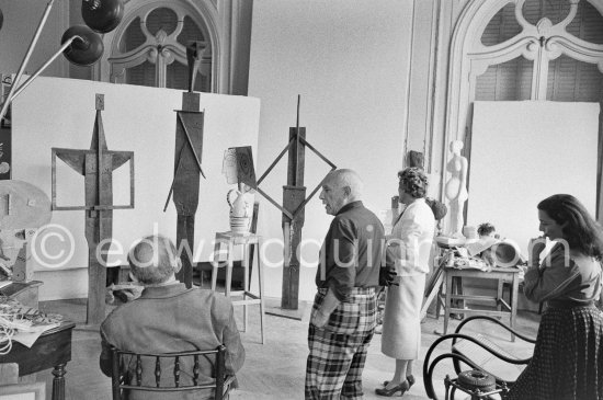 Picasso showing Suzanne and George Ramié wood sculptures "The Bathers (Les Baigneuses)". On right Jacqueline. La Californie, Cannes 1957. - Photo by Edward Quinn