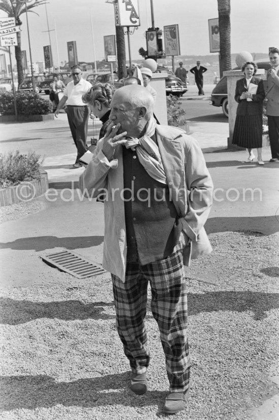 Pablo Picasso in front of restaurant Chez Félix, La Croisette, Cannes 1957. - Photo by Edward Quinn