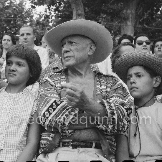 Local Corrida. Paloma Picasso, Pablo Picasso, Claude Picasso. Vallauris 1957. - Photo by Edward Quinn