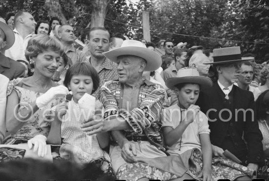 Local Corrida. Francine Weisweiller, Paloma Picasso, Pablo Picasso, Claude Picasso, right French lady bullfighter Pierrette Le Bourdiec. Vallauris 1957. - Photo by Edward Quinn