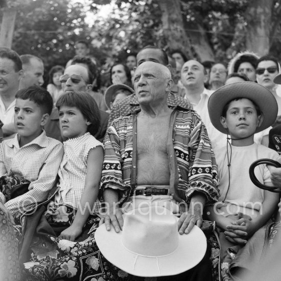 Local Corrida. Gérard Sassier, Paloma Picasso, Pablo Picasso, Claude Picasso. Vallauris 1957. - Photo by Edward Quinn