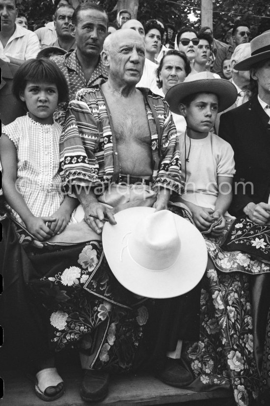 Local Corrida. Claude Picasso, Pablo Picasso, Paloma Picasso. Vallauris 1957. - Photo by Edward Quinn